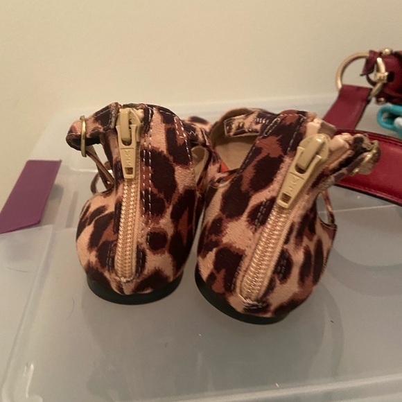 Size 6 Old Navy Leopard flat shoes - Picture 4 of 6